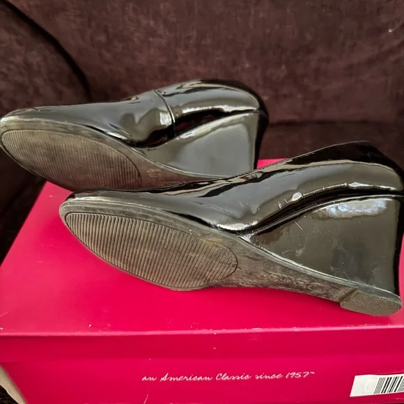 Dexter Black Patent Round-Toe Heels - Picture 5 of 6